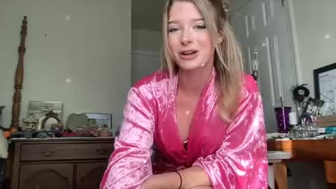 Snapshot of thtqunt chatting on July 8, 10:36 pm Holly Hills online show from July 8, 10:36 pm
