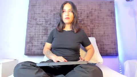 thyra coral online show from April 8, 3:50 am