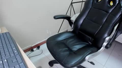 Snapshot of tiara_latina chatting on February 26, 12:20 am Tiara online show from February 26, 12:20 am