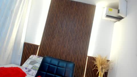 Snapshot of tiff_valentine chatting on January 24, 4:37 am Tiffany online show from January 24, 4:37 am