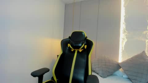 T I F F A N N Y online show from April 7, 6:30 pm