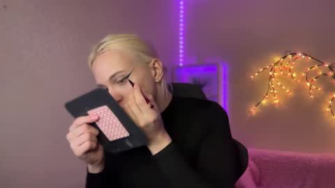 Snapshot of tiffany2005 chatting on October 31, 10:27 am Amira online show from October 31, 10:27 am