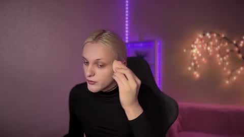 Snapshot of tiffany2005 chatting on November 3, 8:59 am Amira online show from November 3, 8:59 am