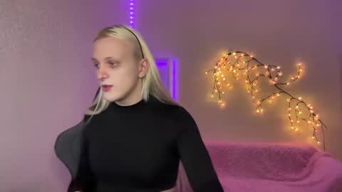 Snapshot of tiffany2005 chatting on November 17, 9:04 am Amira online show from November 17, 9:04 am