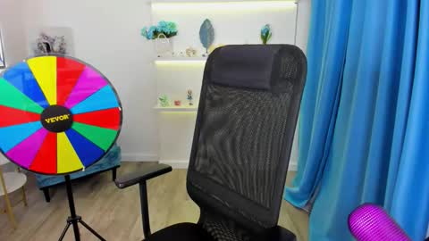 tiffanyyoun online show from November 12, 12:49 pm