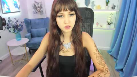 tiffanyyoun online show from December 1, 7:08 pm