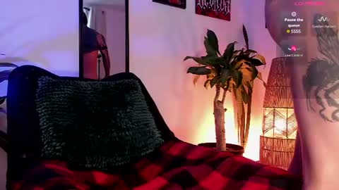 Snapshot of tigerstripes_ chatting on June 12, 4:39 pm Chris online show from June 12, 4:39 pm