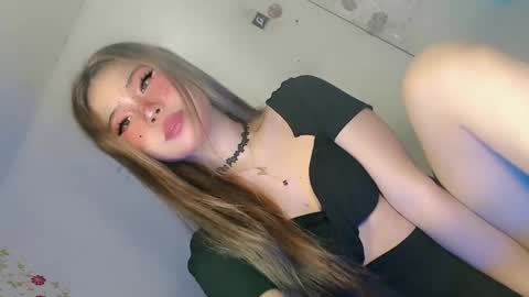 Snapshot of tight_elliana chatting on April 27, 10:30 pm tight_elliana online show from April 27, 10:30 pm