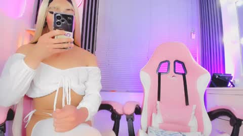 Snapshot of timmy_boyy chatting on April 19, 4:56 am Hallie And Annie online show from April 19, 4:56 am