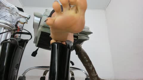 Snapshot of tina_commands chatting on December 3, 9:23 pm mistressTina online show from December 3, 9:23 pm