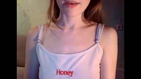 Snapshot of tinalamoon chatting on December 3, 7:10 am Lisa online show from December 3, 7:10 am