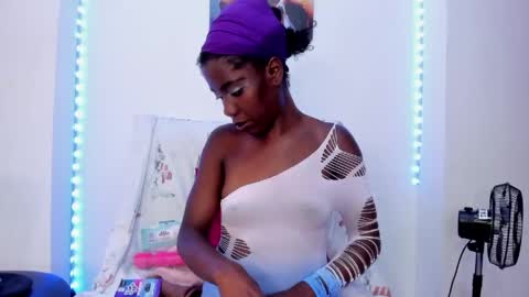 Snapshot of tinas_smith chatting on April 30, 6:58 pm tinas_smith online show from April 30, 6:58 pm