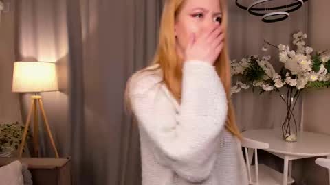 Snapshot of tinastevenson chatting on October 19, 9:48 pm Annie online show from October 19, 9:48 pm