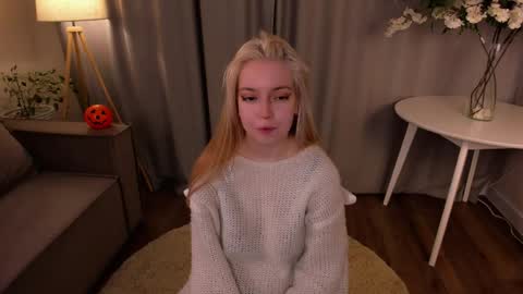 Snapshot of tinastevenson chatting on October 29, 9:49 pm Annie online show from October 29, 9:49 pm