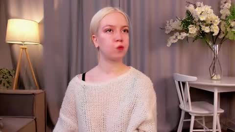 Snapshot of tinastevenson chatting on November 4, 10:53 pm Annie online show from November 4, 10:53 pm