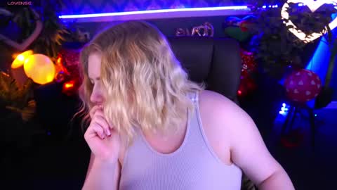 TinkerrBelll online show from February 11, 8:10 pm