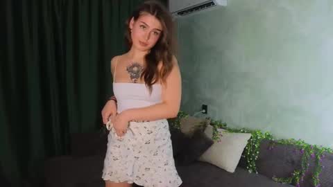 Snapshot of tinnymollys01 chatting on October 27, 2:21 pm Molly online show from October 27, 2:21 pm