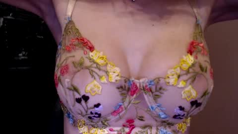 Snapshot of tiny_bb chatting on January 7, 10:43 am Lily online show from January 7, 10:43 am