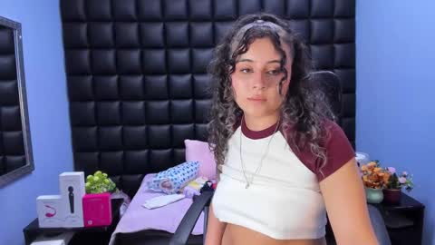 Snapshot of tiny_love_ chatting on February 11, 4:06 am tiny online show from February 11, 4:06 am