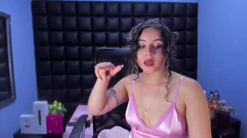 Snapshot of tiny_love_ chatting on February 17, 2:52 am tiny online show from February 17, 2:52 am