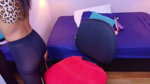 tiny_sarah1 online show from March 29, 7:08 am