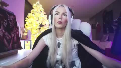 stage Kylie Sinner  brand CLITBAIT online show from December 22, 10:23 am