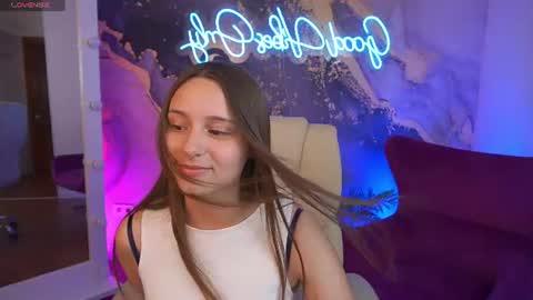 tinynataliee online show from June 19, 7:06 pm