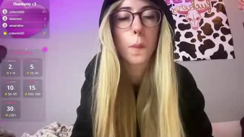 Snapshot of tinyxxdolly chatting on July 16, 4:18 am Dolly online show from July 16, 4:18 am