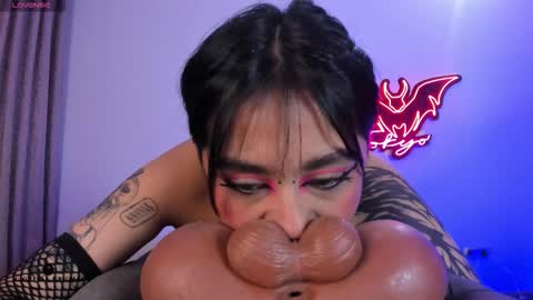   Independent model online show from January 18, 11:30 pm