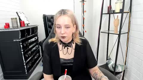 Snapshot of tollimoll chatting on December 2, 9:13 am Tolli Moll online show from December 2, 9:13 am