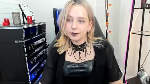 Snapshot of tollimoll chatting on December 2, 3:25 pm Tolli Moll online show from December 2, 3:25 pm