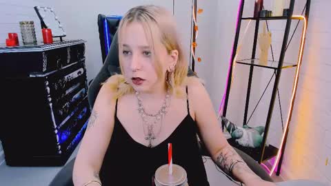 Snapshot of tollimoll chatting on December 6, 9:10 am Tolli Moll online show from December 6, 9:10 am