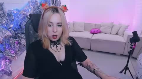 Snapshot of tollimoll chatting on December 11, 9:09 am Tolli Moll online show from December 11, 9:09 am