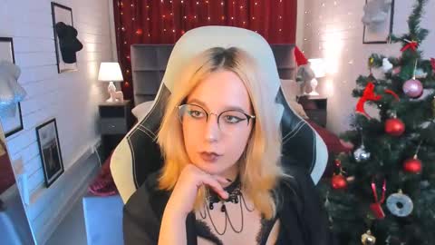 Snapshot of tollimoll chatting on December 14, 12:44 pm Tolli Moll online show from December 14, 12:44 pm