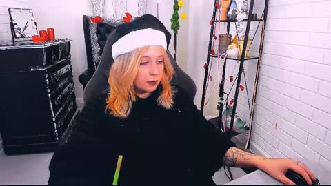 Snapshot of tollimoll chatting on December 24, 12:44 pm Tolli Moll online show from December 24, 12:44 pm