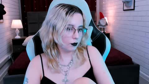 Snapshot of tollimoll chatting on January 20, 8:19 am Tolli Moll online show from January 20, 8:19 am