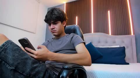 Tommy  online show from December 17, 3:23 am