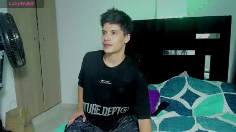 Snapshot of tommy_carlos chatting on November 28, 9:23 am online show from November 28, 9:23 am