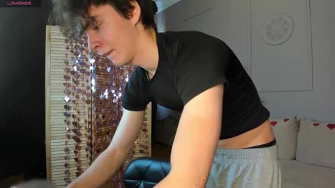 Snapshot of tommy_jamm chatting on February 15, 10:11 am Tommy online show from February 15, 10:11 am