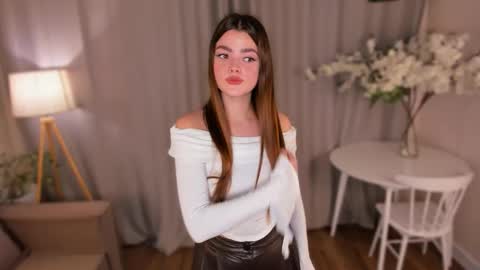 Snapshot of tonibishop chatting on October 7, 2:36 pm tonibishop online show from October 7, 2:36 pm