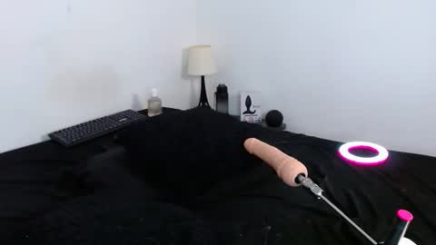 Snapshot of tonycollins_ chatting on December 17, 11:44 pm Tony online show from December 17, 11:44 pm