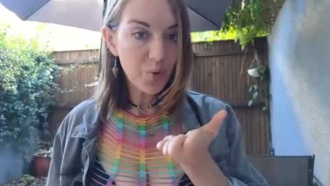 Topsy online show from February 19, 7:26 am