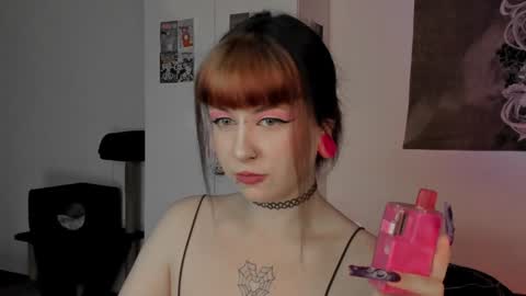 Snapshot of toriayun0 chatting on December 4, 11:13 pm your personal gothic girl check it online show from December 4, 11:13 pm