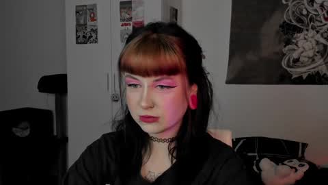 Snapshot of toriayun0 chatting on December 5, 11:18 pm your personal gothic girl check it online show from December 5, 11:18 pm