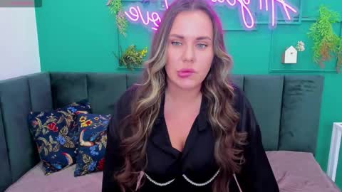 Snapshot of tracymooree chatting on November 9, 1:37 am Tracy online show from November 9, 1:37 am