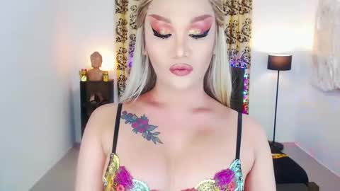 KYLIE BELLA  TS online show from September 16, 7:09 am