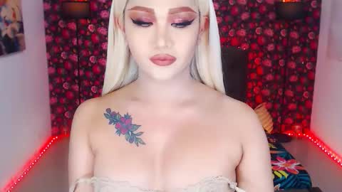 KYLIE BELLA  TS online show from April 18, 7:51 pm