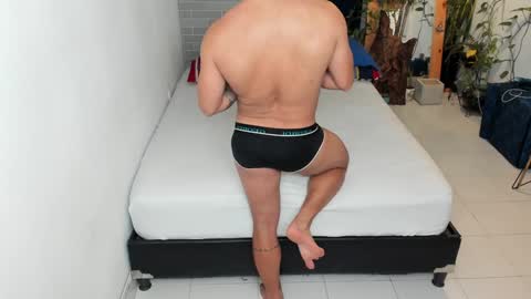 Snapshot of travis_bakerr chatting on February 8, 1:32 am travis bakerr online show from February 8, 1:32 am