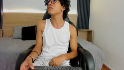 travis_black_ online show from July 3, 7:53 pm