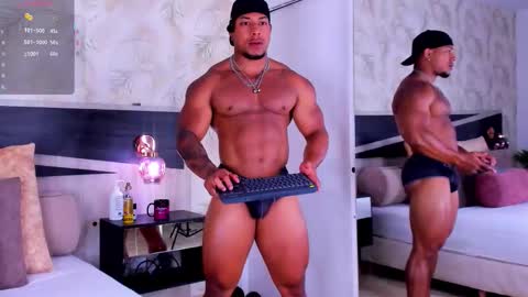 Snapshot of travis_lenox_ chatting on December 19, 1:51 pm Travis online show from December 19, 1:51 pm